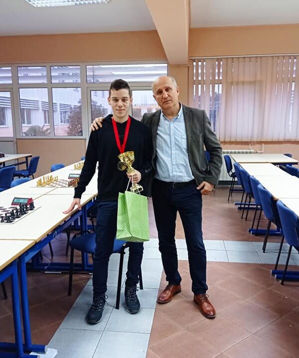 Dino Grbović osvojio I mjesto na šahovskom turniru srednjih škola