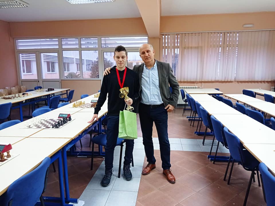 Dino Grbović osvojio I mjesto na šahovskom turniru srednjih škola